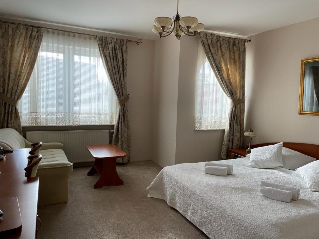 Hotel Alexandra Pobiedziska Extérieur photo