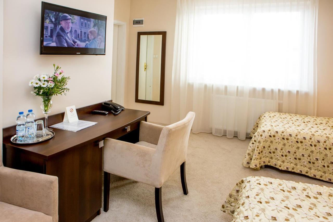 Hotel Alexandra Pobiedziska Extérieur photo