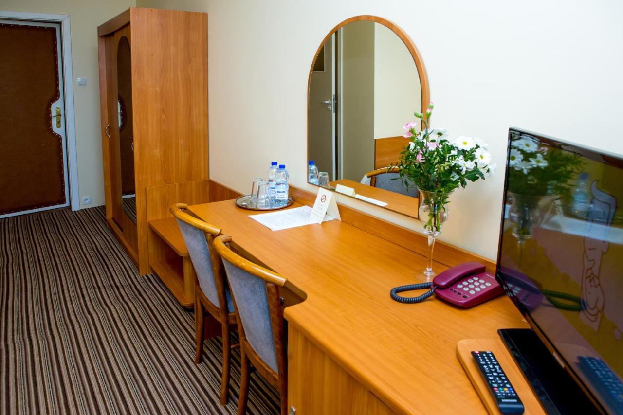 Hotel Alexandra Pobiedziska Extérieur photo