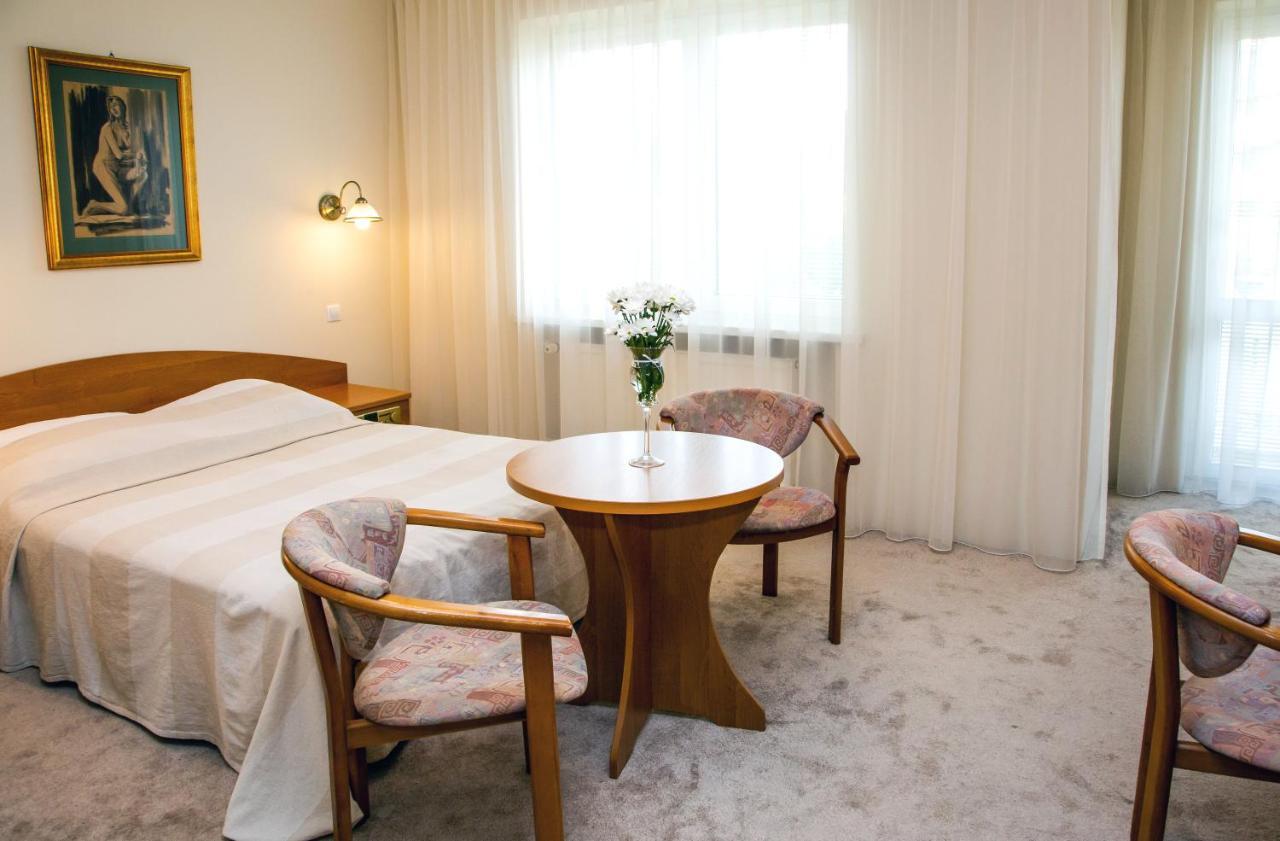 Hotel Alexandra Pobiedziska Extérieur photo